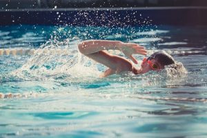 Bơi lội là môn thể thao tốt cho trẻ em